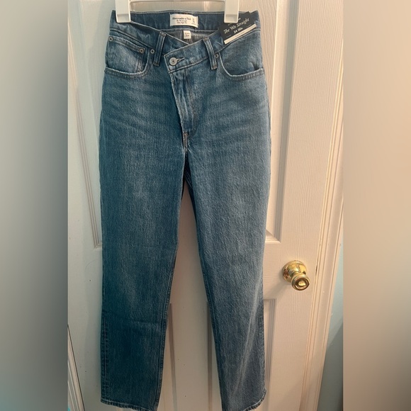 Abercrombie Curve Love 90’s Straight Ultra High Rise Jean - Picture 1 of 3